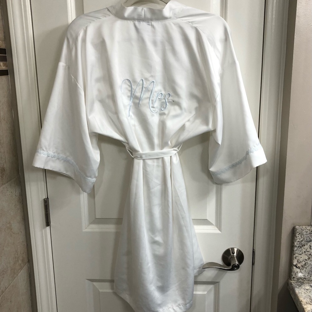 Mrs. White Satin Robe - Picture 4 of 7